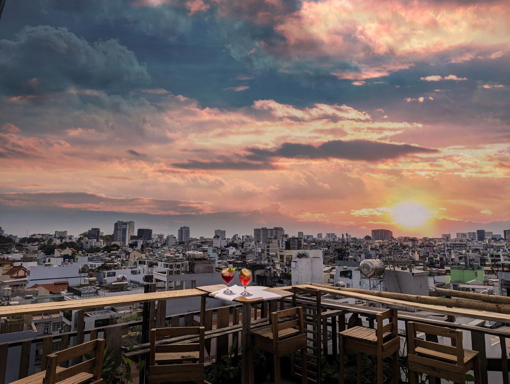 The Gk House Hostel, Ecolliving, Central City, Natural Wooden, Chill View Rooftop, Restaurant And Cocktail Bar Ho Chi Minh-Byen Eksteriør billede